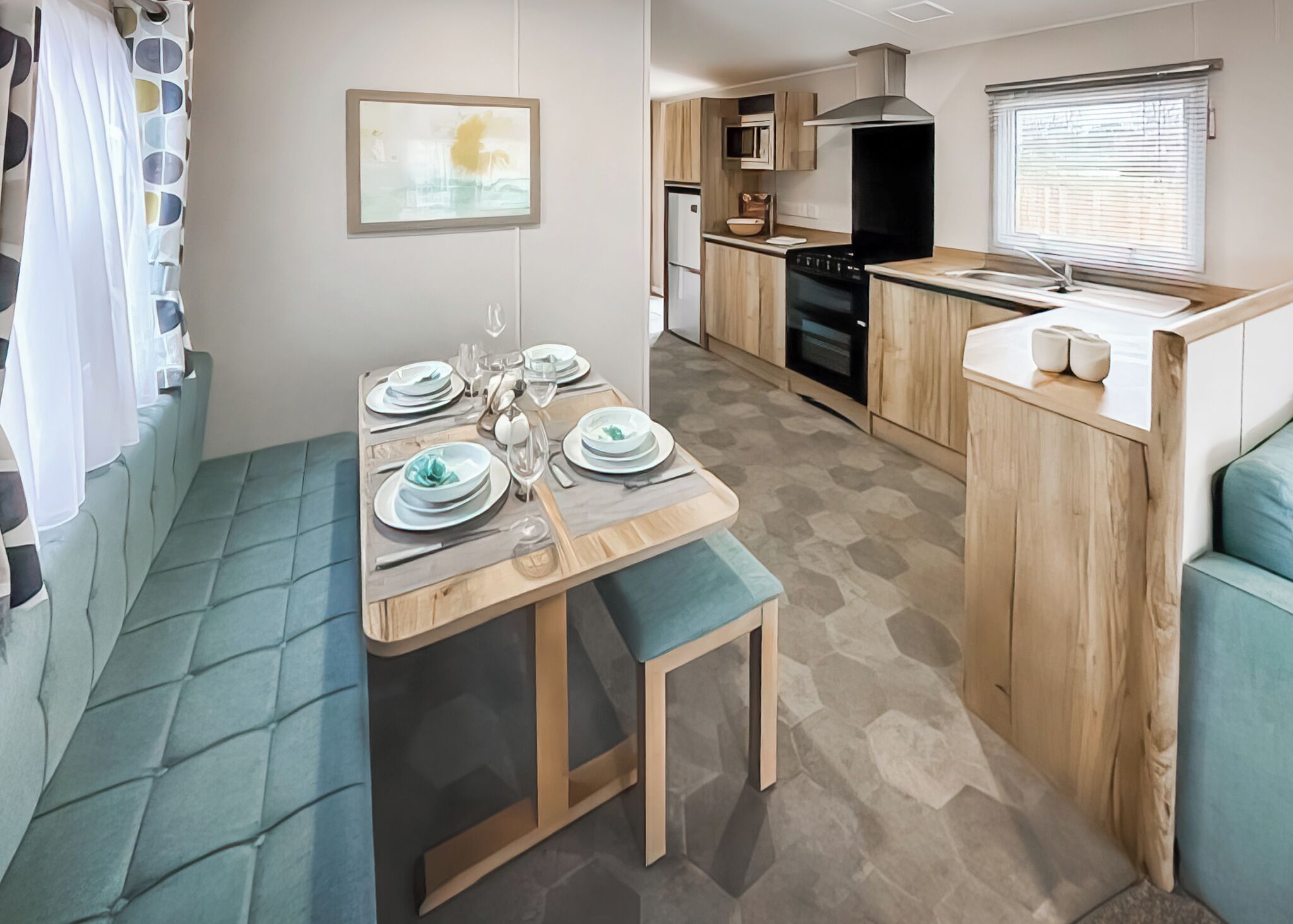 Una cocina compacta con comedor, microondas, estufa y lavaplatos.