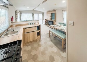 Fridge, oven, stovetop, toaster - 2 bedroom accommodation in Thirsk (Thirsk)