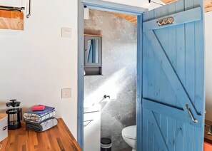 Bathroom - 1 bedroom accommodation in Carnmenellis, Nr Falmouth (Carnmenellis, Nr Falmouth)