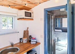 Fridge, oven, stovetop, toaster - 1 bedroom accommodation in Carnmenellis, Nr Falmouth (Carnmenellis, Nr Falmouth)
