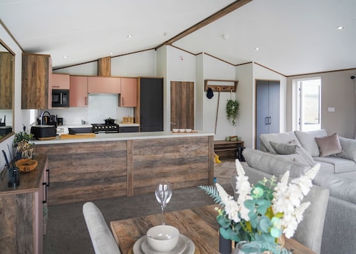 2 bedroom accommodation in Moortown