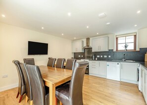 Fridge, oven, stovetop, toaster - 4 bedroom accommodation in Troutbeck (Troutbeck)