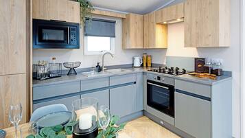 Fridge, oven, stovetop, toaster
