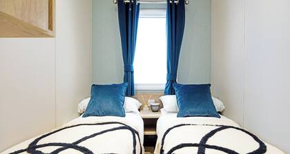Cosy holiday home with one double and one twin.