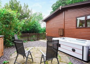 Outdoor spa tub - 2 bedroom accommodation in Machynlleth (Machynlleth)