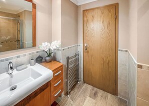 Bathroom - 1 bedroom accommodation in Anglesey (Anglesey)
