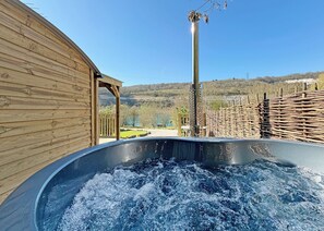 A hot tub with a wooden structure and a view of a natural landscape. - 1 bedroom accommodation in Halling (Halling)