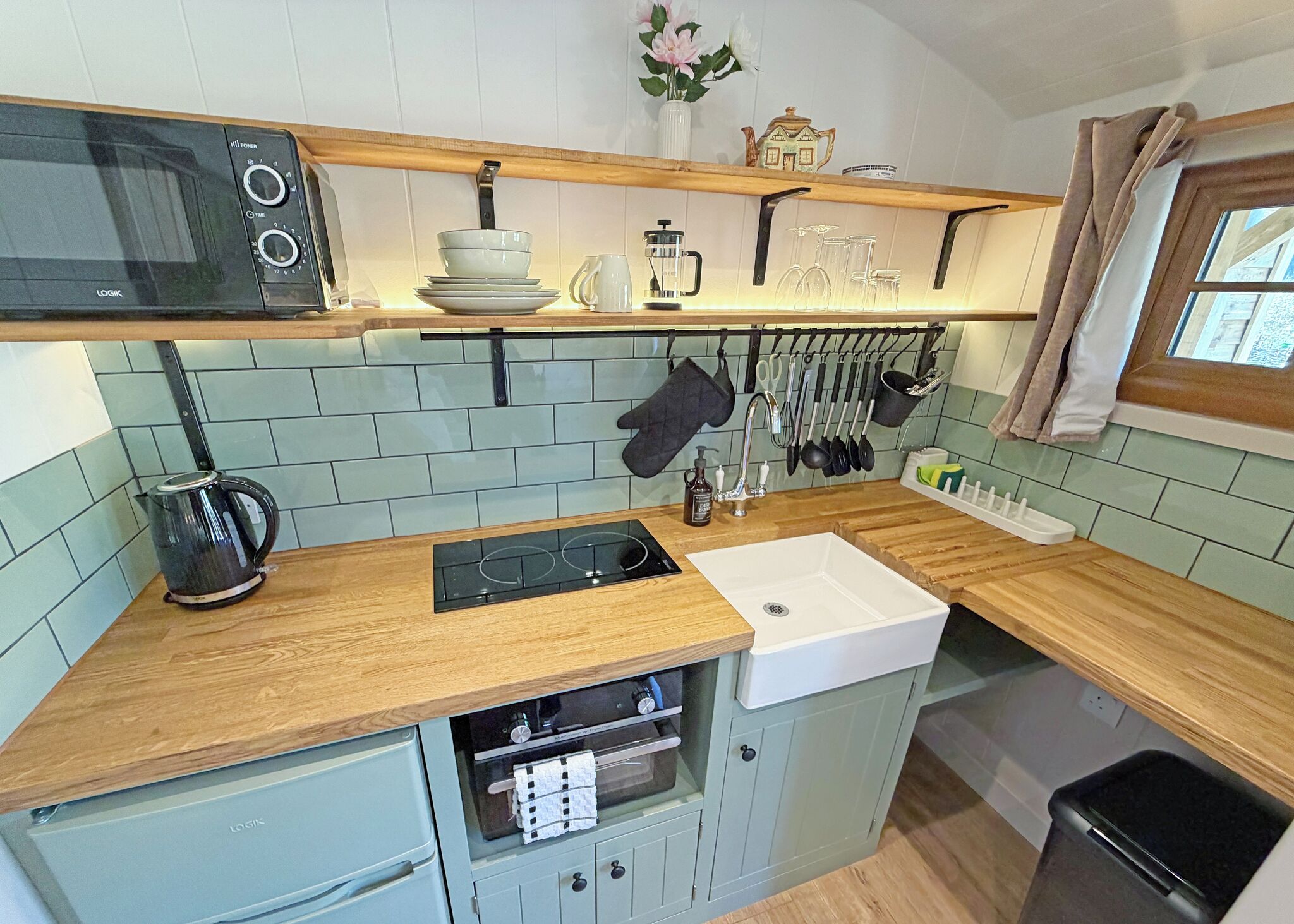 Fridge, oven, stovetop, toaster