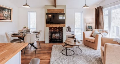 Pine Lodge VIP Hot Tub Pet Friendly