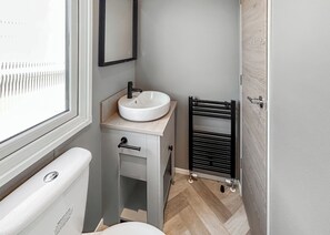 Bathroom - 4 bedroom accommodation in Bacton-on-Sea (Bacton-on-Sea)