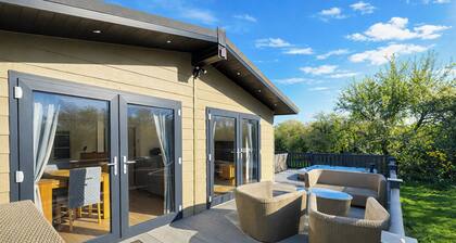 Executive Lodge with Hot Tub