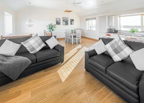 Living area - 2 bedroom accommodation in Isle Of Anglesey (Isle Of Anglesey)