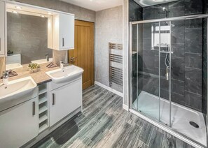 Bathroom - 2 bedroom accommodation in Isle Of Anglesey (Isle Of Anglesey)