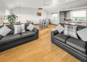 TV - 2 bedroom accommodation in Isle Of Anglesey (Isle Of Anglesey)