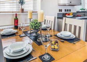 Dining - 2 bedroom accommodation in Isle Of Anglesey (Isle Of Anglesey)