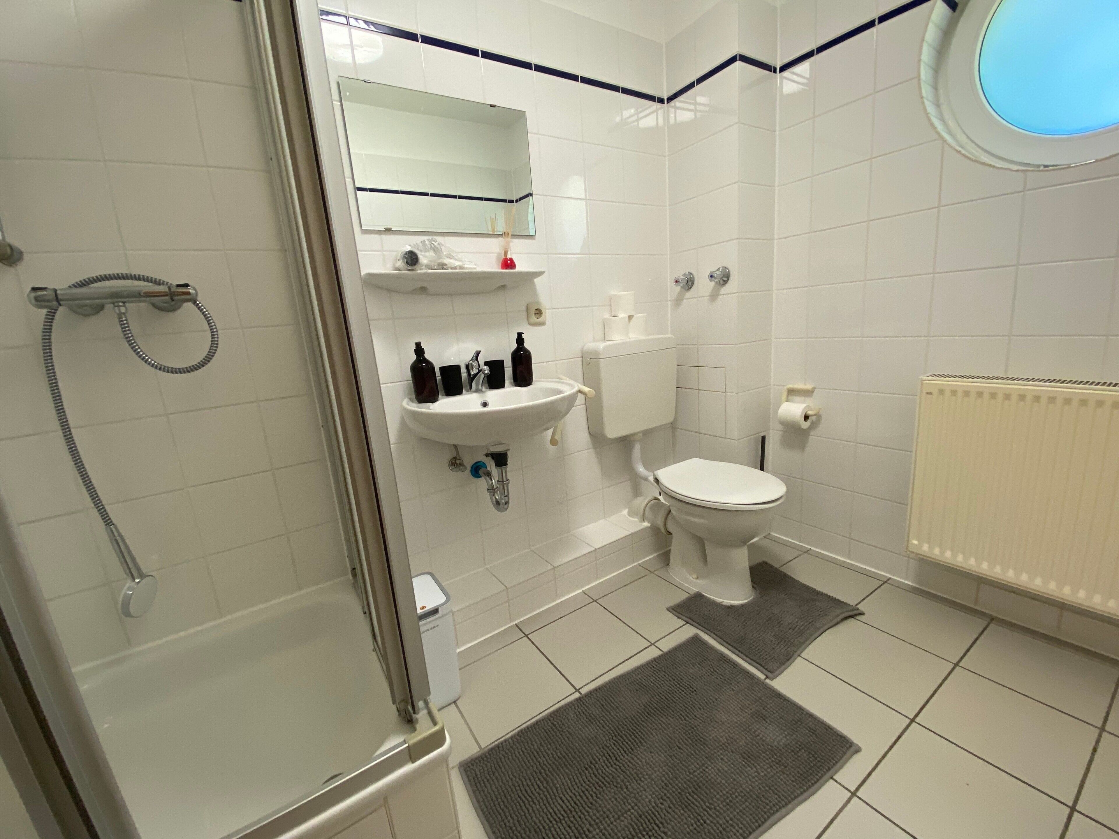 Dusche, Haartrockner, Handtücher