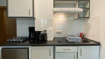 Kühlschrank, Mikrowelle, Ofen, Herdplatte