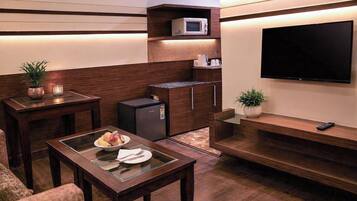 Family Suite, City View | Living area