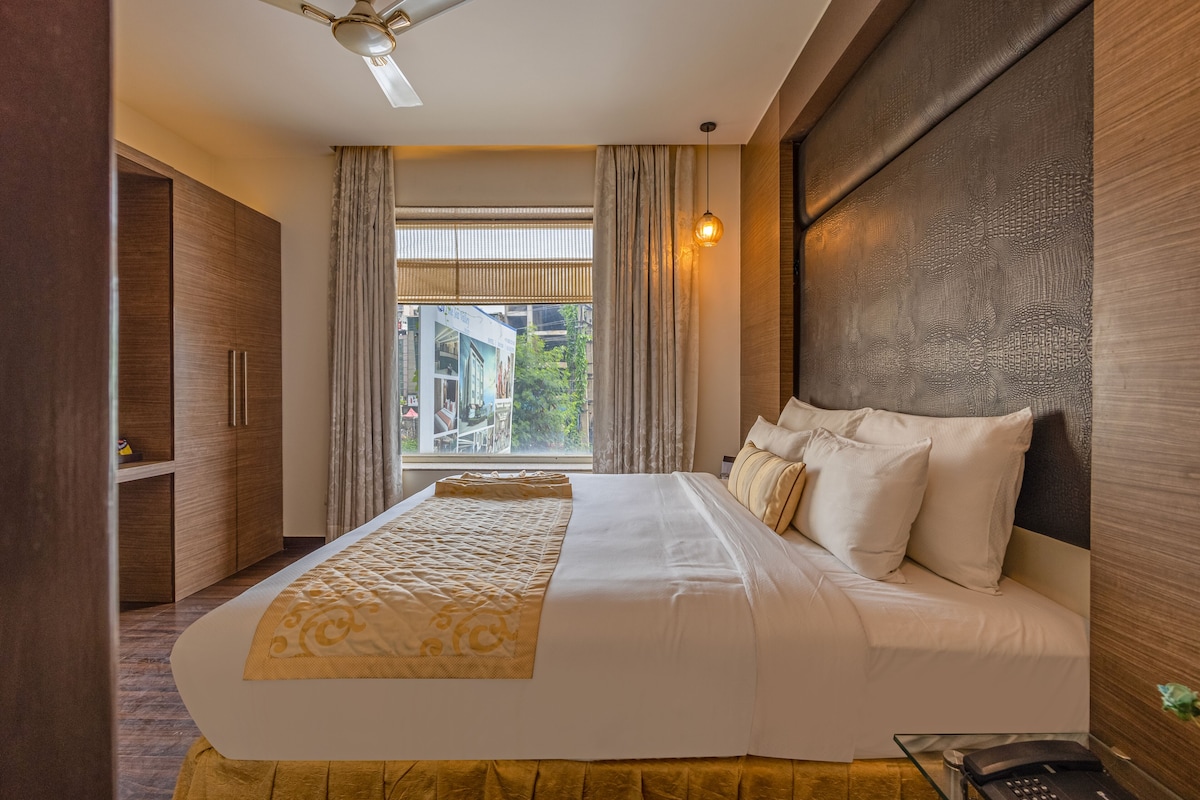 Suite Room with Air Purifier , Bathtub & Living Area | Free WiFi