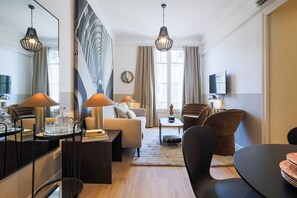 TV - CASA CALABRIA 2 BEDROOM 3 PAX (Barcelona)