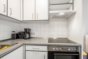 Een koelkast, een oven, een kookplaat, een waterkoker