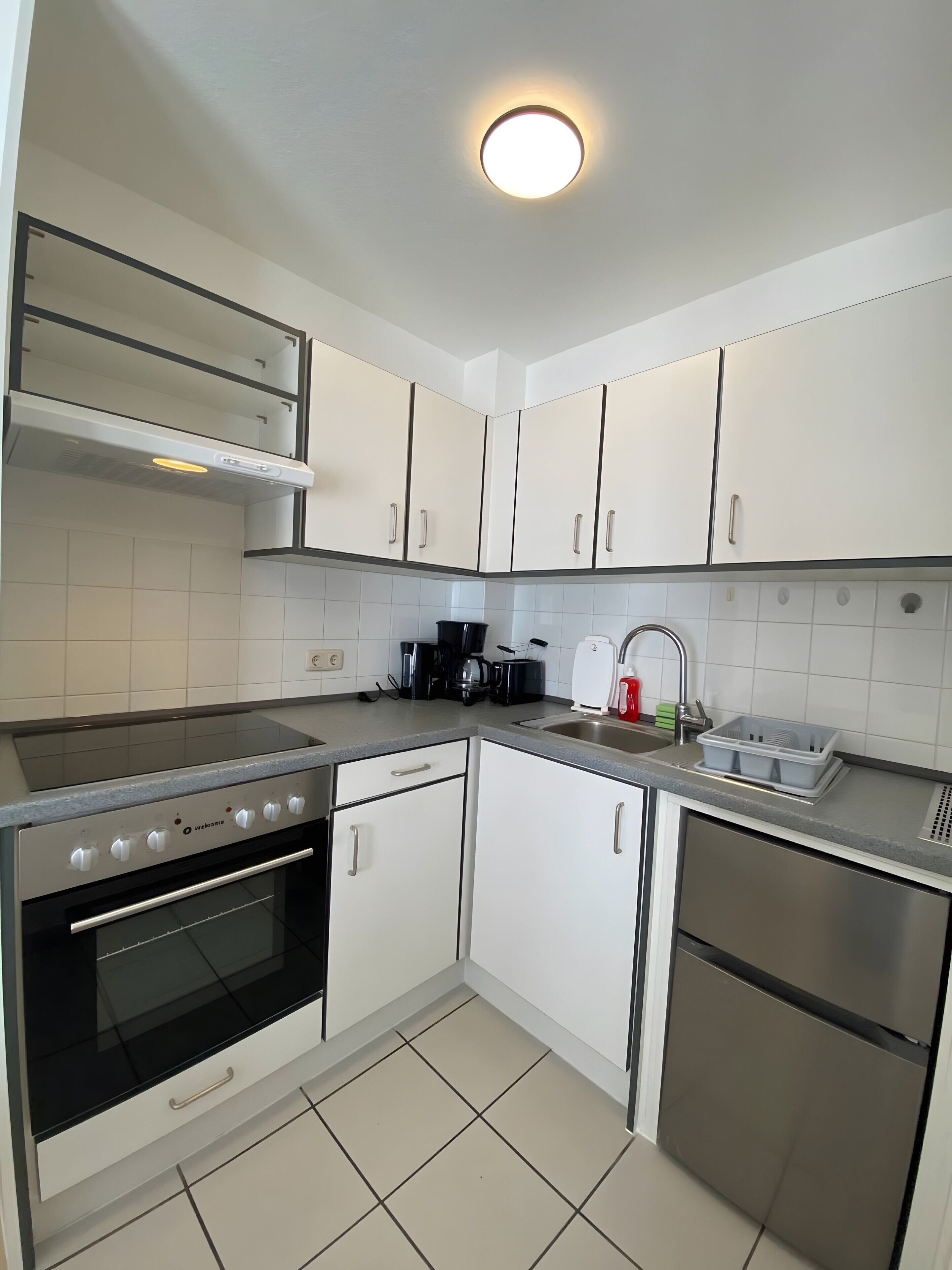 Frigorífico, horno, placa de cocina y hervidor eléctrico