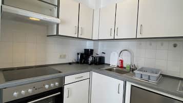 Frigorífico, horno, placa de cocina y hervidor eléctrico