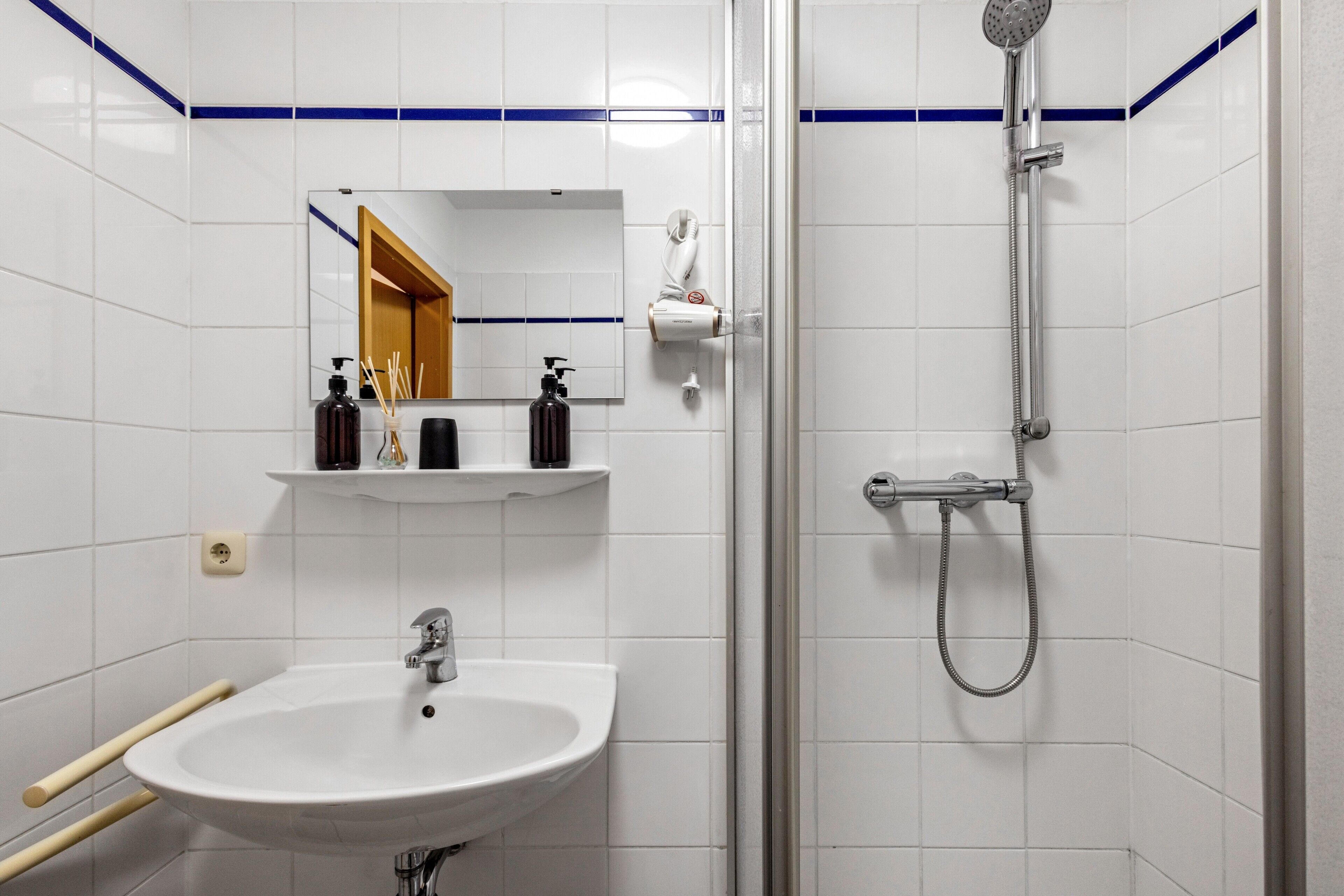 Shower, hair dryer, towels