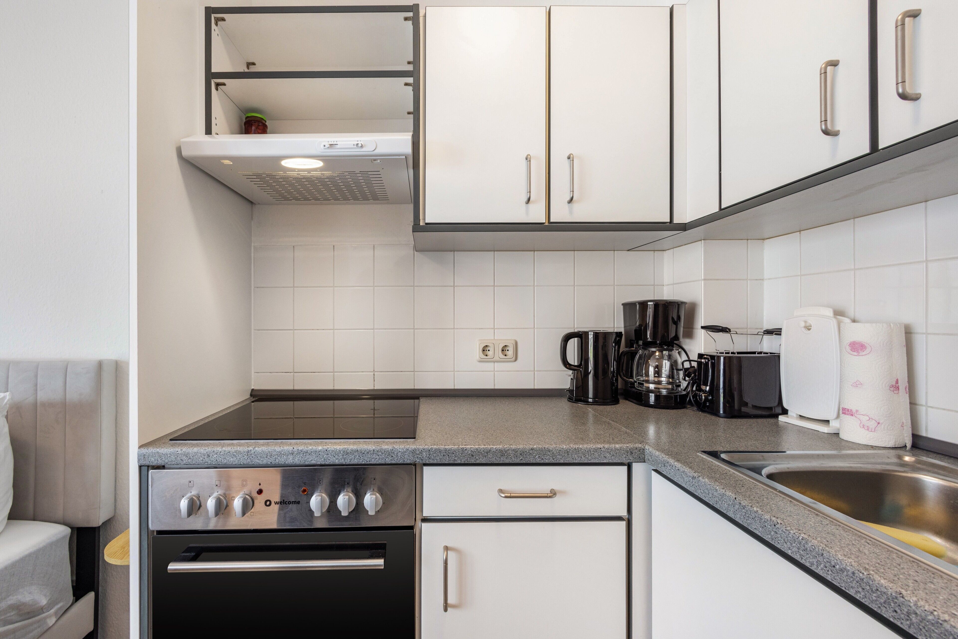 Kühlschrank, Ofen, Herdplatte, Wasserkocher