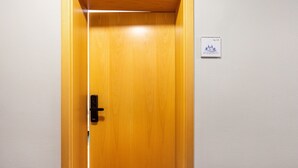 A wooden door with a keyhole, a small sign with 'Ap. 18' and 'AD APARTMENTS' on the wall, and a textured wall. - Apartment '1-1' with Private Terrace, Private Garden and Wi-Fi (Lübeck)