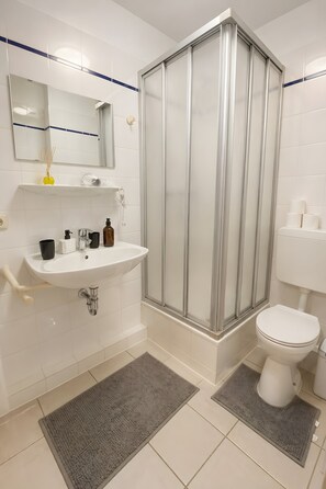Shower, hair dryer, towels - Apartment 'Terasse SINGLE Studio' with Wi-Fi (Lübeck)
