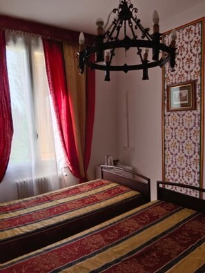 خزنة داخل الغرفة وواي فاي مجانًا