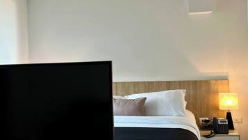 Iron/ironing board, internet, bed sheets