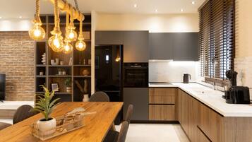 Fridge, oven, coffee/tea maker, electric kettle