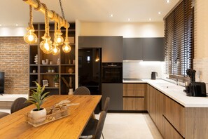 Refrigerador, horno, cafetera y tetera y tetera eléctrica 