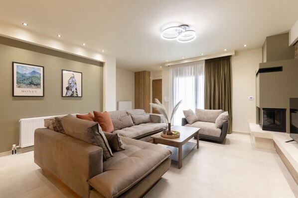 Smart TV, chimenea y libros 