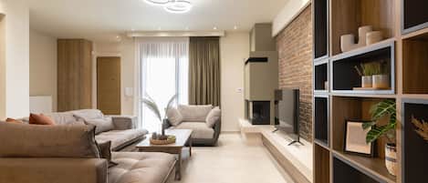 Una Smart TV, una chimenea, libros