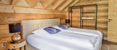 Tabla de planchar con plancha, wifi y ropa de cama