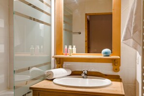 Shower - Residence: 4-Bedroom Duplex Apartment (Fontcouverte-la-Toussuire)