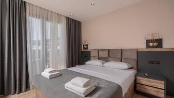Travel cot, free WiFi, bed sheets