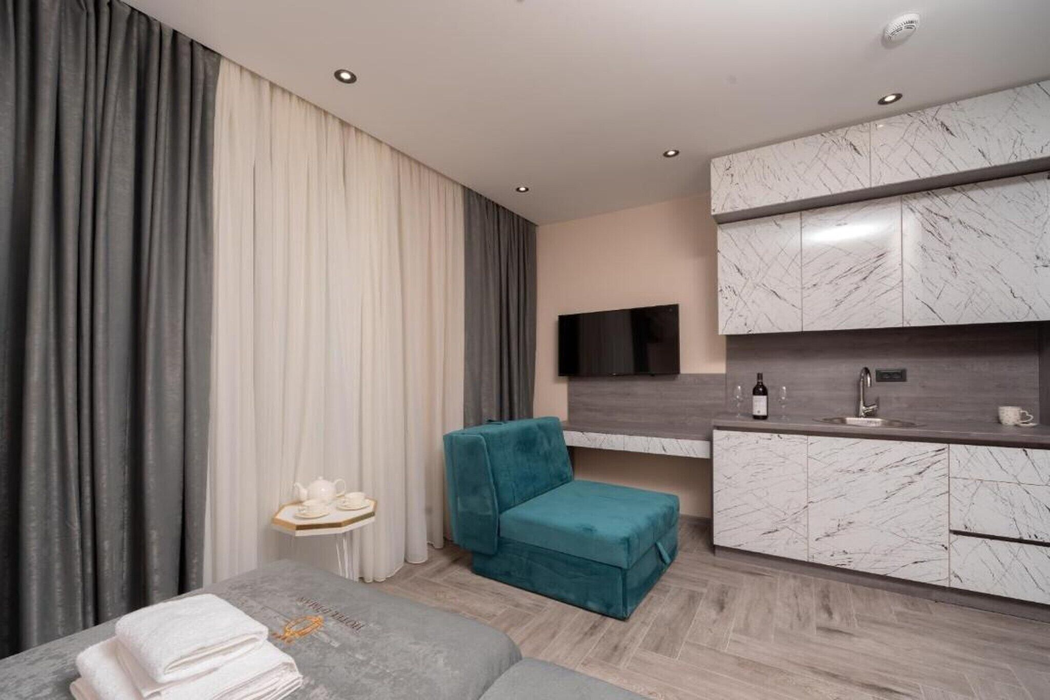 Cuna de viaje, wifi gratis y ropa de cama 