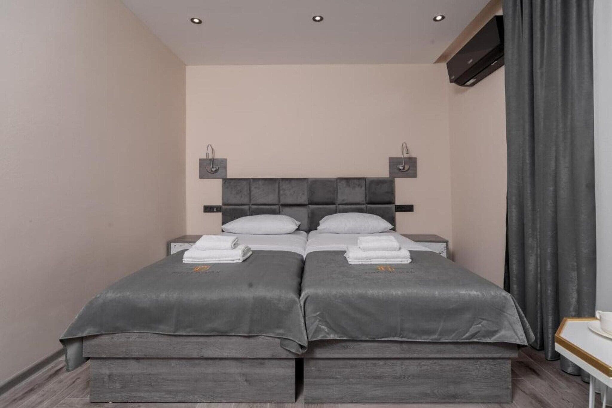 Travel cot, free WiFi, bed sheets