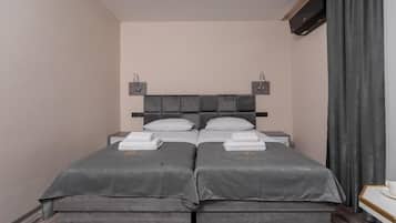 Travel cot, free WiFi, bed sheets