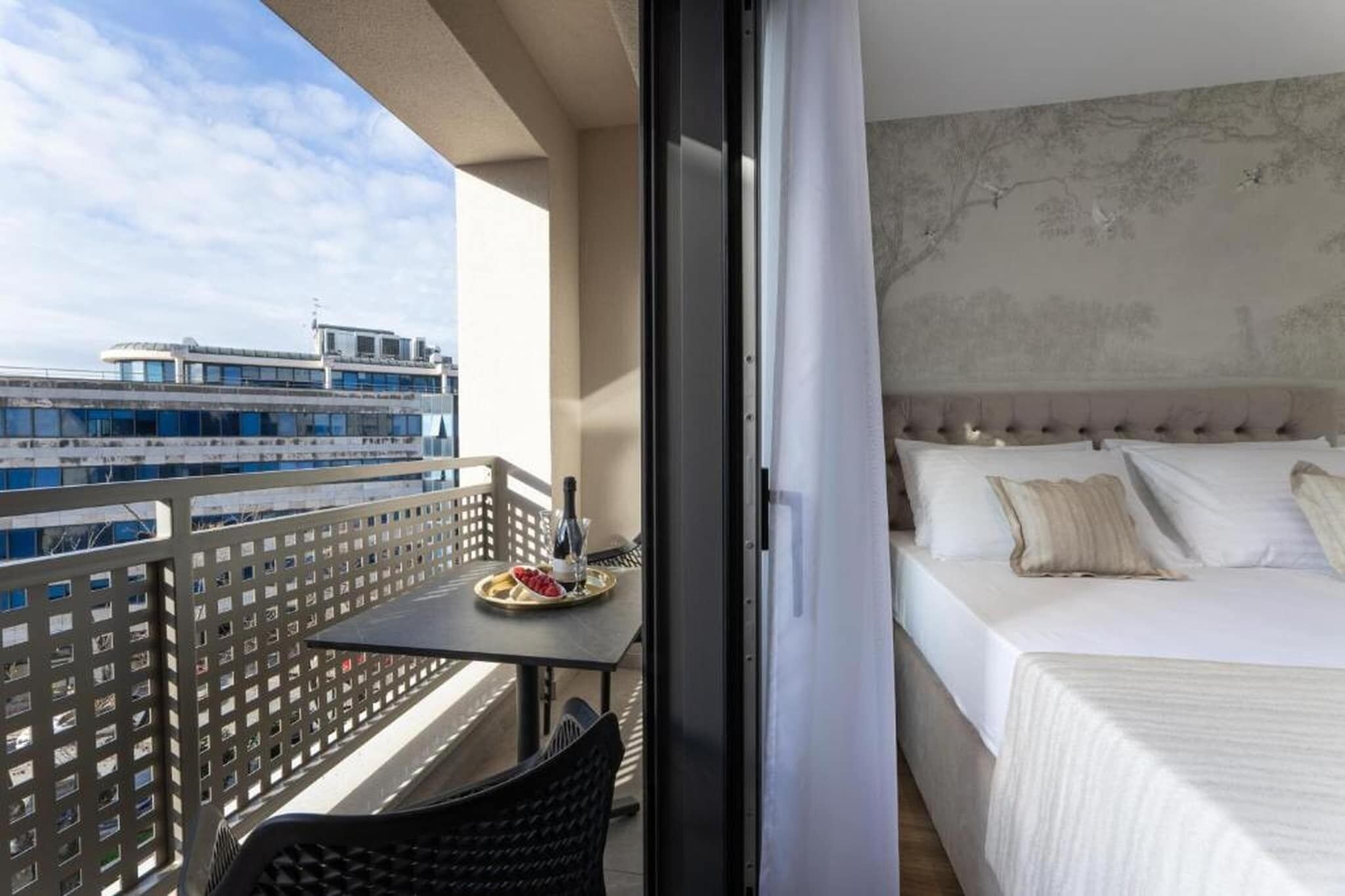 Desk, travel cot, free WiFi, bed sheets