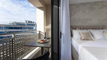 Desk, travel cot, free WiFi, bed sheets