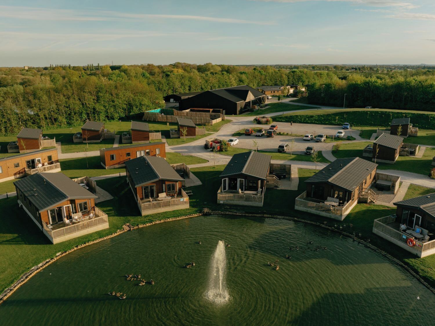 A residential area with houses, a central pond, and a fountain.