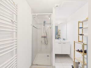 Shower, hair dryer - 50 m from the beach - Apartment with terrace for 2 (Plouguerneau)