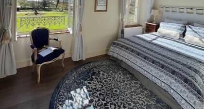 Petite Chambre â Charming ChĂąteau Room with Garden Views
