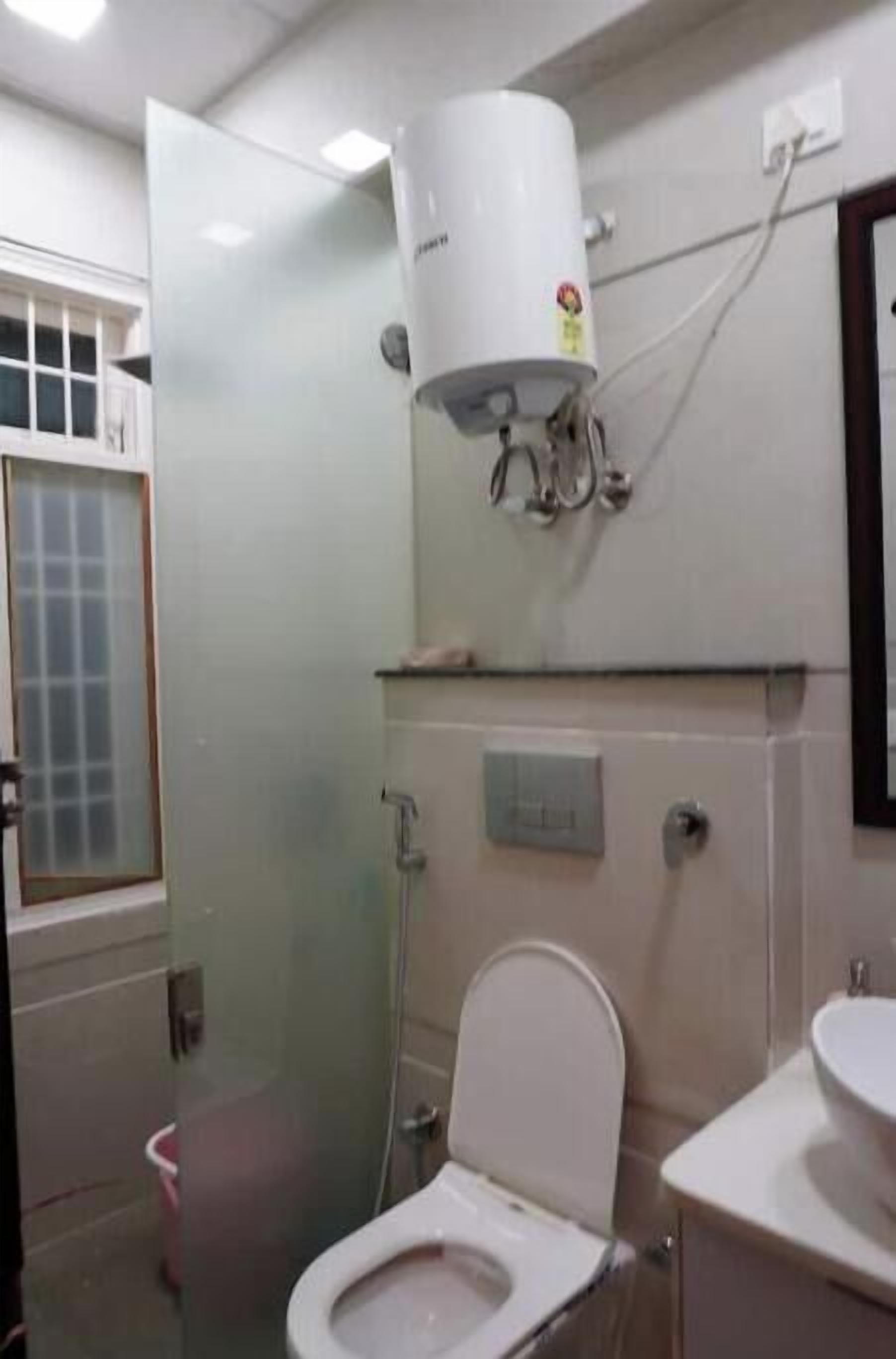 Douche, sèche-cheveux, bidet, serviettes fournies