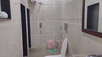 ビデ、タオル、石鹸、トイレットペーパー